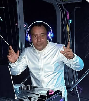 Persona con audífonos en equipo de sonido